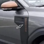 Accesorii Tuning Duster 3 2024 – Insertii Otel si Protectii Exterior Husă din oțel pentru Dacia Duster III 3 (P1310) 2024+ | Inserție literă (Esterno) - Stil cupru-maro | Pachet de 12 accesorii tuning Essential Expression Journey Extreme Duster