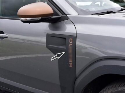 Husă din oțel pentru Dacia Duster III 3 (P1310) 2024+ | Inserție literă (Esterno) - Stil cupru-maro | Pachet de 12 accesorii tuning Essential Expression Journey Extreme Duster