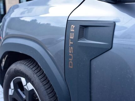 Husă din oțel pentru Dacia Duster III 3 (P1310) 2024+ | Inserție literă (Esterno) - Stil cupru-maro | Pachet de 12 accesorii tuning Essential Expression Journey Extreme Duster