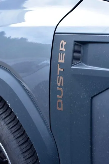 Husă din oțel pentru Dacia Duster III 3 (P1310) 2024+ | Inserție literă (Esterno) - Stil cupru-maro | Pachet de 12 accesorii tuning Essential Expression Journey Extreme Duster