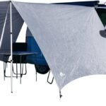 Prelată auto Tropea cu pereți laterali montată pe dubă, protejând lateralul de soare și ploaie, ideală pentru camping și relaxare.