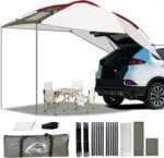 Copertină extensibilă pentru hayon, montată pe SUV, oferind spațiu umbrit pentru camping sau picnic