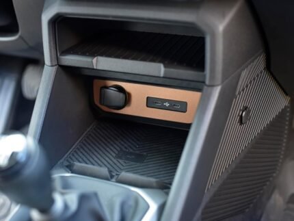 Husă din oțel pentru Dacia Duster III 3 (P1310) 2024+ | Placă decorativă - Stil cupru-maro | 1 bucată accesorii tuning Essential Expression Journey Extreme Duster