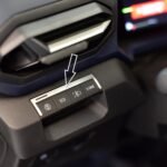 Placa decorativă oțel Duster III pentru bloc lumini Carcasă din oțel pentru Dacia Duster III 3 (P1310) 2024+ | Comutator decorativ - 1 martor luminos | 1 bucată accesorii tuning Essential Expression Journey Extreme Duster din oțel inoxidabil