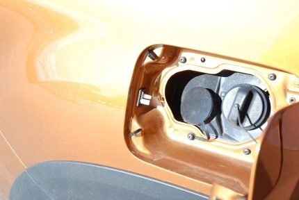 Amortizor alternativ craveDRIVE pentru clapeta de umplere a rezervorului de combustibil Dacia Duster 2 | Negru | Accesorii dedicate clapetei de umplere (Pachet de 2)