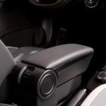Cotieră Rati Armster 3 compatibilă cu Dacia Spring 2021-2024 [Negru, piele vegană] Cotieră centrală retrofitabilă cu compartiment de depozitare