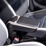 Cotieră RATI ARMSTER 2 compatibilă cu Dacia Spring 2021-2024 [Gri, piele vegană] Cotieră centrală retrofitabilă cu compartiment de depozitare