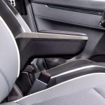 Cotieră RATI ARMSTER 2 compatibilă cu Dacia Spring 2021-2024 [Gri, piele vegană] Cotieră centrală retrofitabilă cu compartiment de depozitare